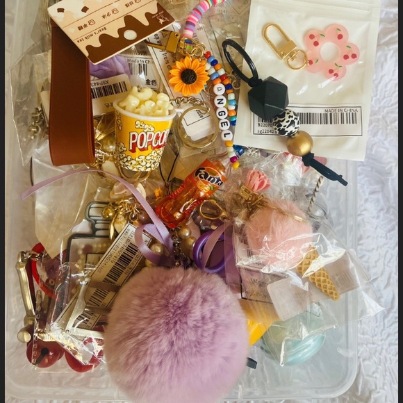 20pcs Keychains wholesale grab bag - Picture 1 of 9